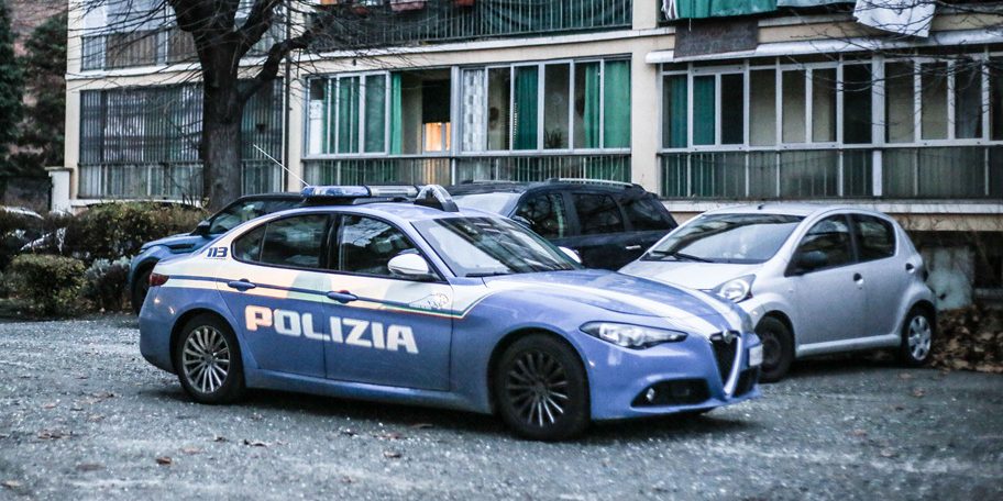 Uomo di 34 anni arrestato a Catania per violenze sulla moglie malata: un caso di violenza domestica particolarmente grave e preoccupante

Arresto e violenze
La polizia di Catania ha arrestato un uomo di 34 anni, noto alle forze dell'ordine, per aver aggredito violentemente la moglie di 31 anni, che era malata e reduce da un'operazione. L'uomo ha colpito la moglie con calci, pugni e schiaffi, causandole gravi ferite, tra cui la frattura delle ossa nasali e un grave trauma cranico.

Le violenze e l'intervento della polizia a Catania
I poliziotti sono intervenuti dopo che la donna aveva chiamato i soccorsi, ma la telefonata si era interrotta perché l'uomo era tornato nella stanza. Gli agenti hanno raggiunto la donna, che era a terra priva di sensi, e l'hanno soccorsa. Dopo aver aperto la porta, la donna si è accasciata nuovamente a terra, sorretta dagli agenti che hanno chiesto l'immediato intervento dei sanitari del 118.

Approfondimento
Le indagini hanno rivelato che l'uomo aveva già una storia di violenze nei confronti della moglie, che aveva minimizzato gli episodi per paura di ritorsioni. La donna non aveva mai denunciato le violenze, ma dopo l'ultimo episodio ha deciso di parlare con la polizia. Le immagini di videosorveglianza hanno mostrato l'uomo mentre aggredisce la moglie, strattonandola per i capelli e picchiandola brutalmente.

Possibili Conseguenze
L'uomo è stato arrestato per lesioni personali gravi e condotto in carcere in attesa del giudizio di convalida. La donna è stata ricoverata in ospedale per le gravi ferite riportate e le è stato prescritto un periodo di riposo assoluto di 45 giorni. La prognosi non è ancora stata sciolta a causa dell'evoluzione del quadro clinico compromesso.

Opinione
Questo caso di violenza domestica è particolarmente grave e preoccupante, soprattutto perché la donna era già malata e reduce da un'operazione. È importante che le donne che subiscono violenze denuncino gli episodi e cercano aiuto, senza minimizzare o nascondere la verità.

Analisi Critica dei Fatti
Le indagini hanno rivelato che l'uomo aveva già una storia di violenze nei confronti della moglie, ma la donna non aveva mai denunciato gli episodi. Questo caso mostra come la violenza domestica possa essere un problema difficile da affrontare, soprattutto quando le donne hanno paura di ritorsioni o di non essere credute.

Relazioni con altri fatti
Questo caso di violenza domestica è solo uno dei tanti che si verificano ogni giorno in Italia. È importante che le autorità e la società civile prendano misure per prevenire e contrastare la violenza domestica, proteggendo le donne e i bambini che ne sono vittime.

Contesto storico
La violenza domestica è un problema che affligge la società da secoli, ma solo negli ultimi anni si è iniziato a parlare apertamente di questo tema. È importante che le donne e gli uomini lavorino insieme per prevenire e contrastare la violenza domestica, creando una società più giusta e più sicura per tutti.

Fonti
Questo articolo proviene da LaPresse e può essere letto in originale al seguente link: Catania, calci e pugni alla moglie malata: arrestato il marito