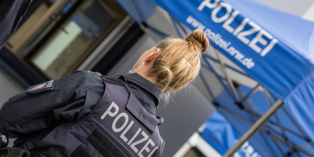 Donna trovata morta sul balcone a Kleve: indagini su possibile conflitto familiare