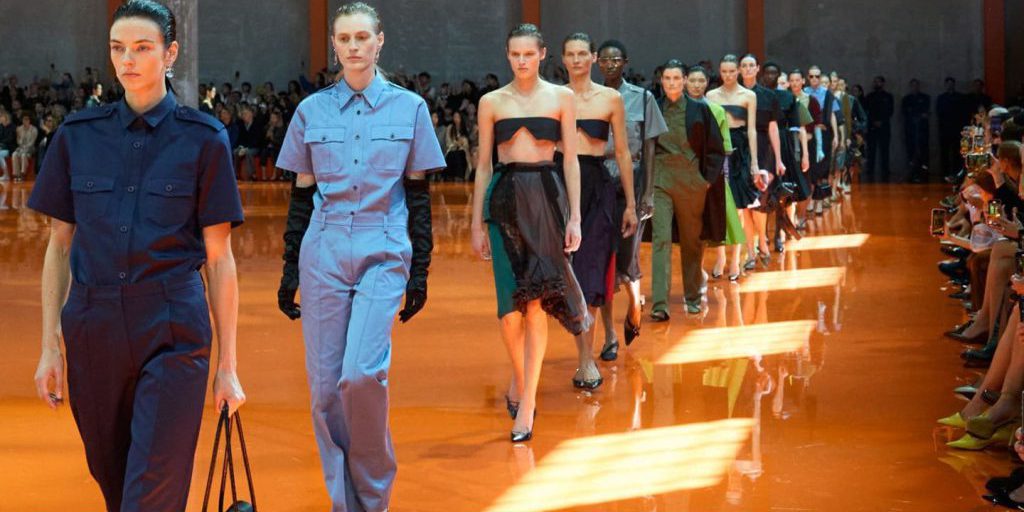 Prada registra un aumento del 9% dei ricavi nei primi nove mesi del 2025, con un fatturato di 4,070 miliardi di euro, il 19esimo trimestre consecutivo di crescita per il gruppo di moda di lusso.