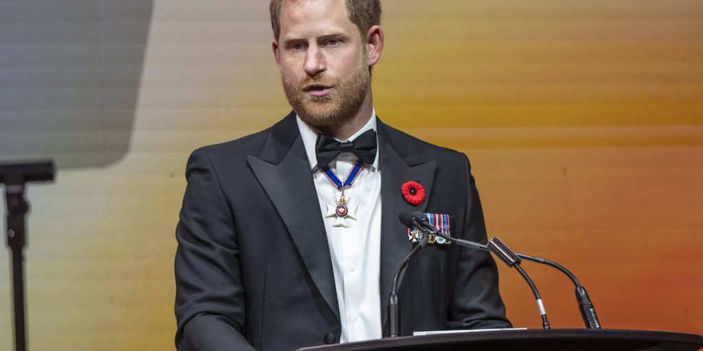 Il Principe Harry si scusa pubblicamente dopo un imbarazzante incidente durante una partita di baseball