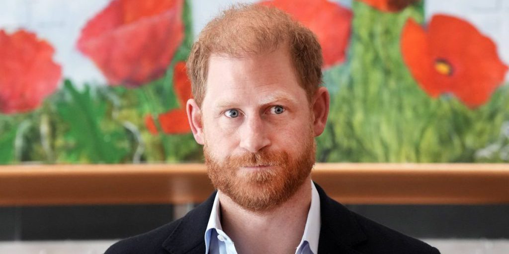 Principe Harry: dichiarazioni pubbliche e richiesta di rimozione dei titoli da parte di esperto di adolescenza