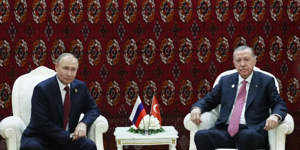 Putin ed Erdoğan si incontrano in Turkmenistan: discussioni su questioni sensibili