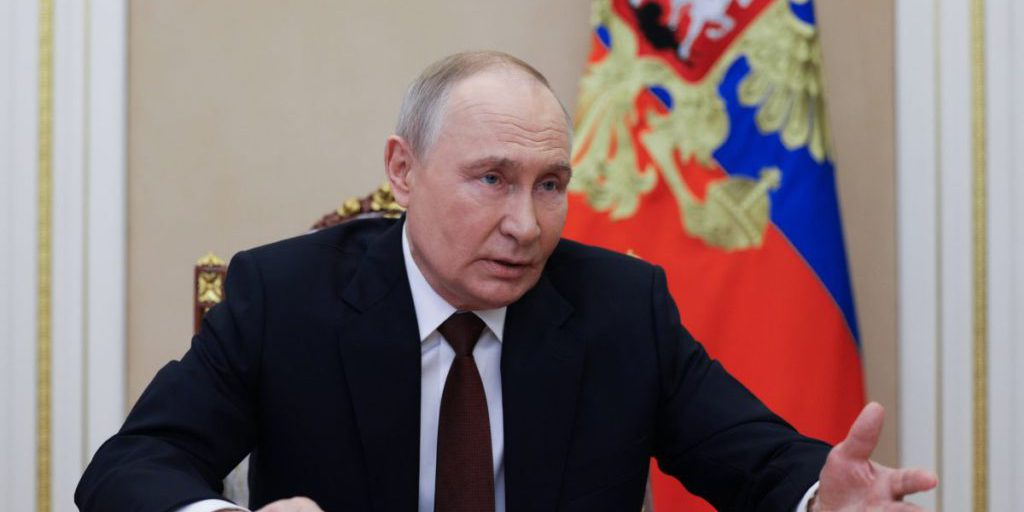 Generale della NATO avverte di possibile guerra con Putin entro il 2030: la Francia si prepara