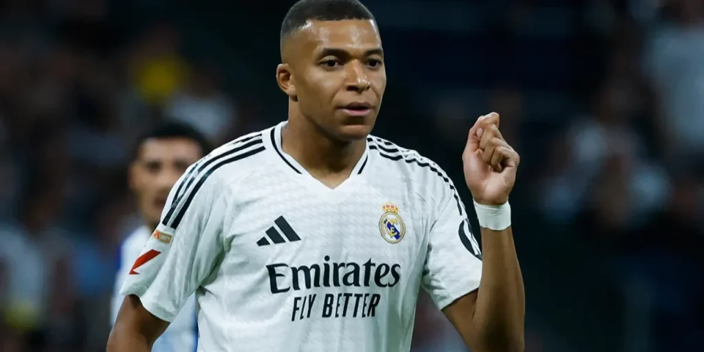 Mbappé infortunato al ginocchio: fuori dal campo per almeno tre settimane