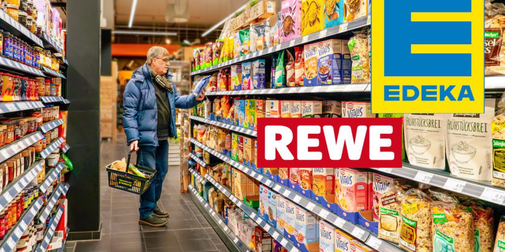 Aumento dei prezzi nei supermercati: cosa sta succedendo e come potrebbe influire sulle nostre spese quotidiane 

Un fenomeno inaspettato nei supermercati
I clienti di Rewe, Edeka e altri supermercati sono rimasti sconvolti davanti agli scaffali. Il motivo è legato ai prezzi dei prodotti più popolari.

Approfondimento
Il problema sembra essere legato all'aumento dei costi, che sta avendo un impatto significativo sui prezzi dei prodotti. I clienti sono sorpresi e preoccupati per l'impatto che questo potrebbe avere sulle loro spese quotidiane.

Possibili Conseguenze
Se i prezzi continuano ad aumentare, potrebbe esserci un impatto negativo sul potere d'acquisto dei consumatori. Ciò potrebbe portare a una riduzione delle vendite e a una maggiore concorrenza tra i supermercati.

Opinione
È importante notare che l'opinione pubblica è divisa su questo argomento. Alcuni ritengono che i supermercati debbano trovare un modo per ridurre i costi e mantenere i prezzi bassi, mentre altri pensano che l'aumento dei prezzi sia inevitabile a causa dell'inflazione e di altri fattori economici.

Analisi Critica dei Fatti
È fondamentale analizzare i dati e le statistiche per comprendere appieno la situazione. I supermercati devono bilanciare i costi e i ricavi per rimanere competitivi, ma è anche importante considerare l'impatto che le loro decisioni hanno sui clienti.

Relazioni con altri fatti
Questo fenomeno è legato ad altri eventi economici e sociali. Ad esempio, l'inflazione e la recessione possono avere un impatto significativo sui prezzi dei prodotti e sul potere d'acquisto dei consumatori.

Contesto storico
Non è la prima volta che i supermercati devono affrontare problemi di prezzi e costi. In passato, ci sono stati altri periodi di inflazione e recessione che hanno avuto un impatto significativo sull'economia e sui consumatori.

Fonti
La fonte di questo articolo è Focus. Per ulteriori informazioni, si può visitare il sito web https://www.focus.de/