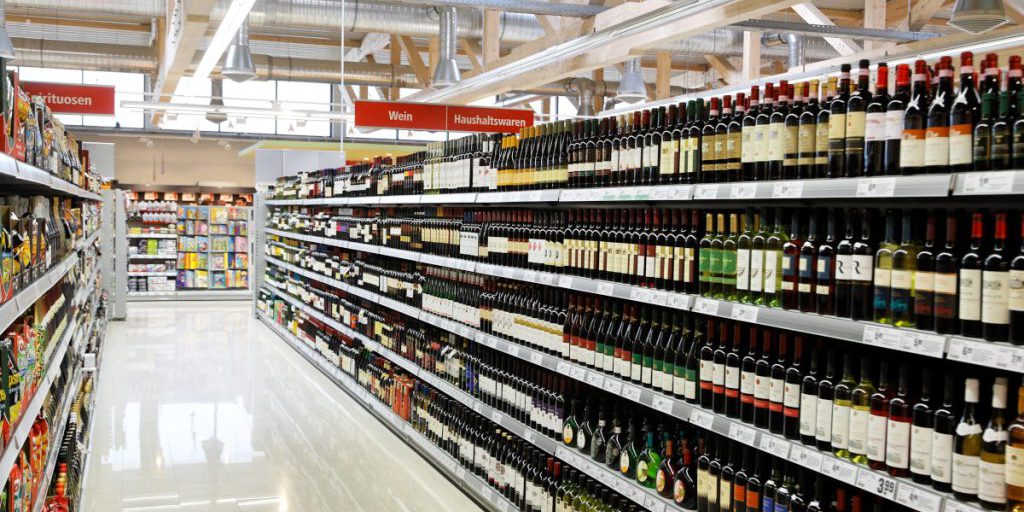 Le Piccole Imprese in Difficoltà: La Concorrenza dei Grandi Gruppi Commerciali e le Possibili Conseguenze per l'Economia Locale

Introduzione
Le piccole imprese stanno attraversando un momento difficile a causa della crescente concorrenza dei grandi gruppi commerciali come Rewe, Edeka e altri, che sembrano essere sempre più competitivi e mettono a rischio la sopravvivenza delle aziende più piccole.

Approfondimento
La situazione delle piccole imprese è sempre più precaria a causa della concorrenza dei grandi gruppi commerciali, che sta aumentando e potrebbe avere conseguenze negative per le aziende più piccole. È fondamentale comprendere le cause di questa situazione e trovare soluzioni per supportare le piccole imprese.

Possibili Conseguenze
Se le piccole imprese non riescono a competere con i grandi gruppi, potrebbero essere costrette a chiudere o a ridurre drasticamente le loro attività, con conseguenze negative sull'occupazione e sull'economia locale. Ciò potrebbe anche portare a una perdita di diversità e di competitività nel mercato.

Opinione
È opinione comune che i grandi gruppi commerciali abbiano più risorse e più potere di mercato rispetto alle piccole imprese, e che ciò possa essere un fattore determinante nella concorrenza. Tuttavia, è importante considerare anche le strategie e le azioni che le piccole imprese possono intraprendere per competere con i grandi gruppi.

Analisi Critica dei Fatti
È importante analizzare criticamente la situazione e considerare i fattori che contribuiscono alla difficoltà delle piccole imprese, come la concorrenza dei grandi gruppi, le politiche economiche e le condizioni di mercato. Ciò può aiutare a identificare le soluzioni più efficaci per supportare le piccole imprese.

Relazioni con altri fatti
La situazione delle piccole imprese è legata ad altri fattori economici e sociali, come la disoccupazione, la povertà e la disuguaglianza. È importante considerare queste relazioni per comprendere appieno la situazione e trovare soluzioni che possano avere un impatto positivo su tutta la società.

Contesto storico
La concorrenza tra piccole imprese e grandi gruppi commerciali non è un fenomeno nuovo, ma la situazione attuale sembra essere particolarmente difficile per le piccole imprese a causa della crescente concorrenza e delle condizioni di mercato. È importante considerare il contesto storico per comprendere le cause profonde della situazione e trovare soluzioni a lungo termine.

Fonti
Fonte: Sito della fonte RSS