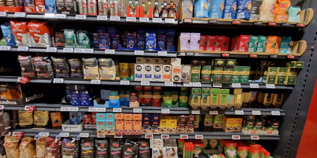 Rewe: clienti sorpresi dal nuovo allestimento del banco del caffè e norme rigorose da rispettare