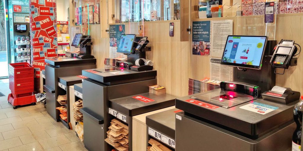 Cliente di Rewe lamenta comportamento insistente di impiegata che lo indirizzava al banco di autoscatta