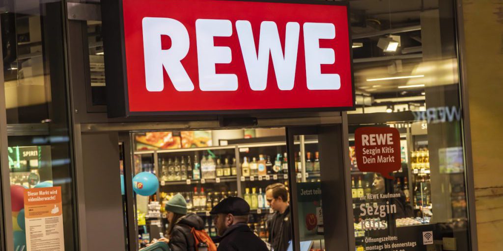Imprevisto in un negozio Rewe scatena discussione tra clienti
