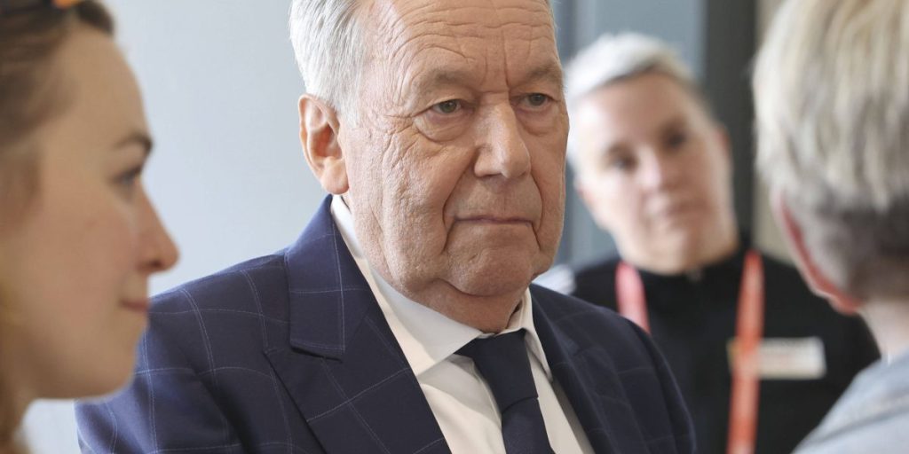 La Kaisermania a Rischio: Roland Kaiser Comunica una Decisione che Potrebbe Cambiare Tutto per i suoi Fan

Introduzione
La Kaisermania rappresenta l'evento più atteso per molti fan di Roland Kaiser. Tuttavia, sono arrivate notizie deludenti.

La situazione attuale
Roland Kaiser ha comunicato una decisione che potrebbe influire sulla Kaisermania, evento a cui molti dei suoi fan tengono particolarmente.

Approfondimento
La Kaisermania è un'esperienza unica per i fan di Roland Kaiser, che ogni anno si riuniscono per celebrare la sua musica e la sua carriera. La notizia di una possibile assenza o cancellazione di questo evento è quindi particolarmente sentita.

Possibili Conseguenze
La decisione di Roland Kaiser potrebbe avere un impatto significativo sui suoi fan, che potrebbero essere delusi e frustrati dalla mancanza di questo evento. Inoltre, potrebbe anche influire sulla sua immagine pubblica e sulla sua relazione con i fan.

Opinione
Non è possibile esprimere un'opinione oggettiva su questa decisione, poiché dipende dalle circostanze e dalle motivazioni di Roland Kaiser. Tuttavia, è chiaro che la Kaisermania è un evento importante per i suoi fan e che la sua cancellazione potrebbe essere percepita come una delusione.

Analisi Critica dei Fatti
La decisione di Roland Kaiser di non partecipare alla Kaisermania potrebbe essere dovuta a vari motivi, come ad esempio problemi di salute, impegni personali o professionali, o altre ragioni. È importante considerare tutti gli aspetti della situazione per comprendere appieno le motivazioni dietro questa decisione.

Relazioni con altri fatti
La Kaisermania è un evento che si inserisce nel contesto più ampio della carriera e della vita di Roland Kaiser. La sua decisione di non partecipare potrebbe essere collegata ad altri eventi o decisioni che ha preso in passato, e potrebbe influire sulla sua futura attività.

Utilità pratica
Per i fan di Roland Kaiser, la notizia della cancellazione della Kaisermania potrebbe essere un'opportunità per riflettere sulla loro relazione con l'artista e sulla loro passione per la sua musica. Potrebbe anche essere un'occasione per esplorare altri eventi o attività che possano offrire un'esperienza simile.

Contesto storico
La Kaisermania è un evento che si è svolto per molti anni, e ha rappresentato un'importante parte della carriera di Roland Kaiser. La sua cancellazione potrebbe essere vista come un punto di svolta nella sua storia, e potrebbe influire sulla sua eredità e sulla sua influenza sulla musica e sulla cultura.

Fonti
La fonte di questa notizia è il sito Promiflash. Per ulteriori informazioni, si consiglia di visitare il sito ufficiale di Roland Kaiser o di consultare altre fonti attendibili.