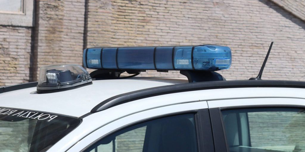 Incidente a Roma: una donna violentata da cinque uomini mentre il partner osservava