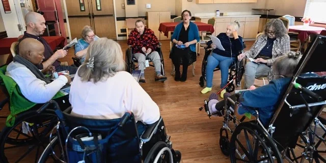 Il Team del Rosario: Una Luce di Speranza per gli Anziani negli Ultimi Anni di Vita