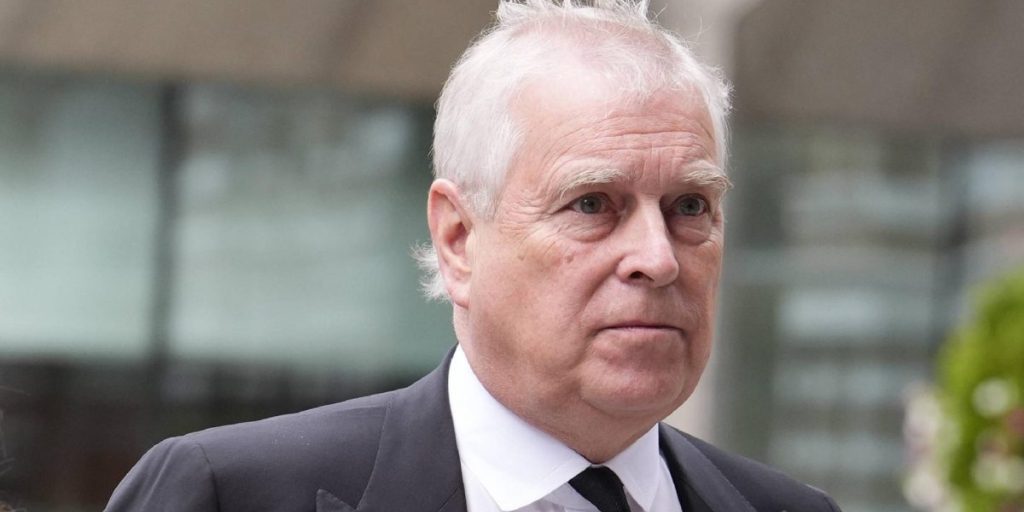 Re Carlo revoca titoli a Principe Andrea dopo accuse di abuso su Virginia Giuffre