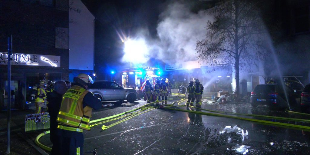 Incendio esplosivo in ristorante di snack del Ruhrgebiet: detriti volano a diversi metri dalla strada