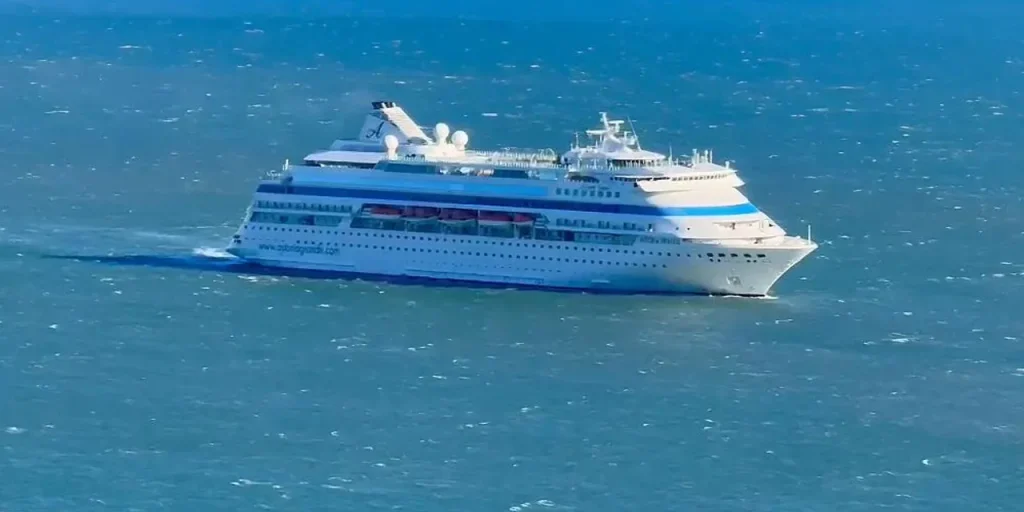 Turisti russi bloccati dalla tempesta: la crociera Astoria Grande devia verso Istanbul