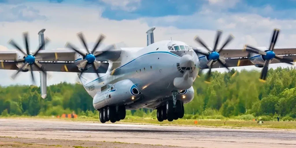 An-22 militare precipita nella regione di Ivanovo: sette membri dell'equipaggio in pericolo