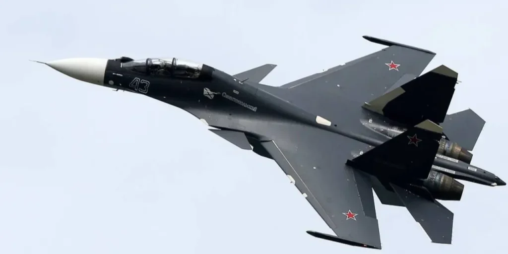 Incidente aereo in Russia: un aereo da combattimento Su-30 si schianta in un'area remota, l'equipaggio perde la vita