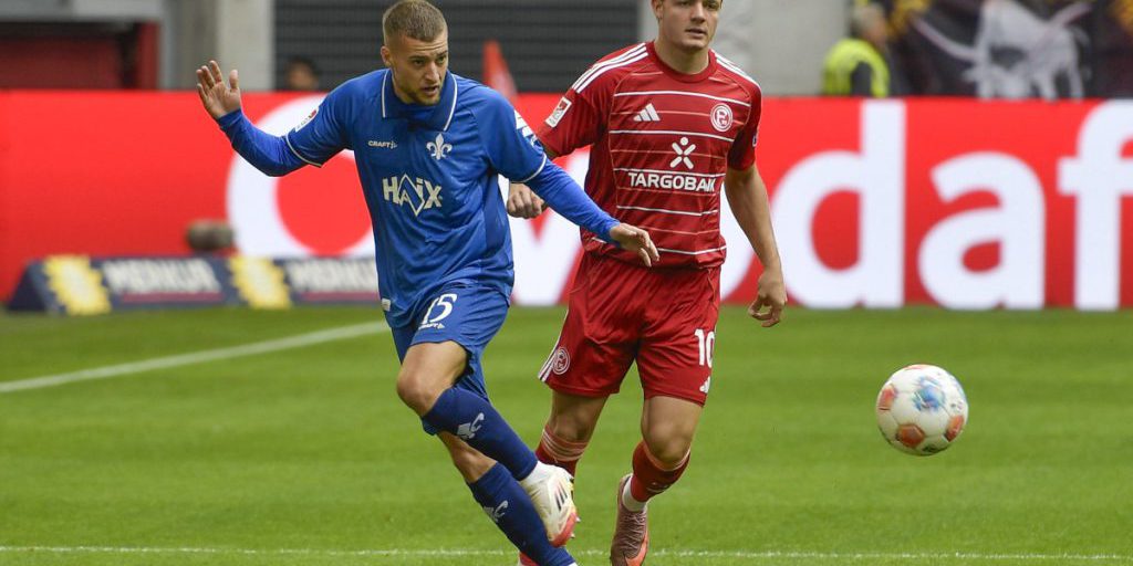 Schalke 04 cerca rinforzi economici analizzando le scelte dei club rivali