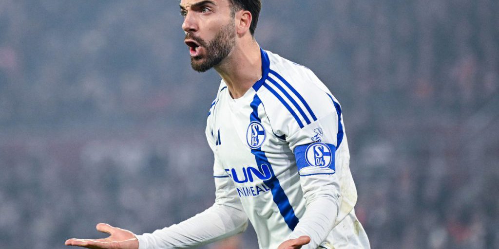 Kenan Karaman segna gol decisivo per lo S04, ma lascia il campo per una misura di precauzione