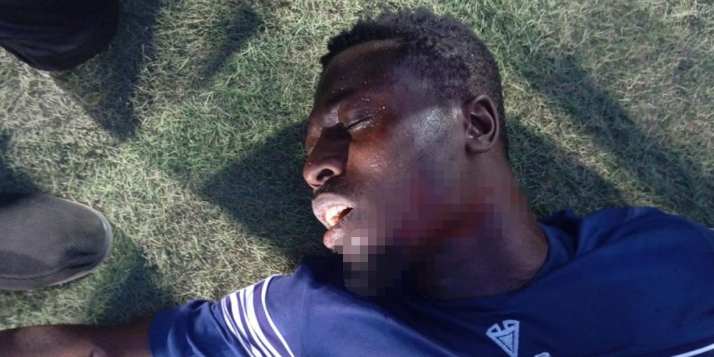 Violenza nello stadio: un tifoso attacca un giocatore durante una partita di calcio in Nigeria