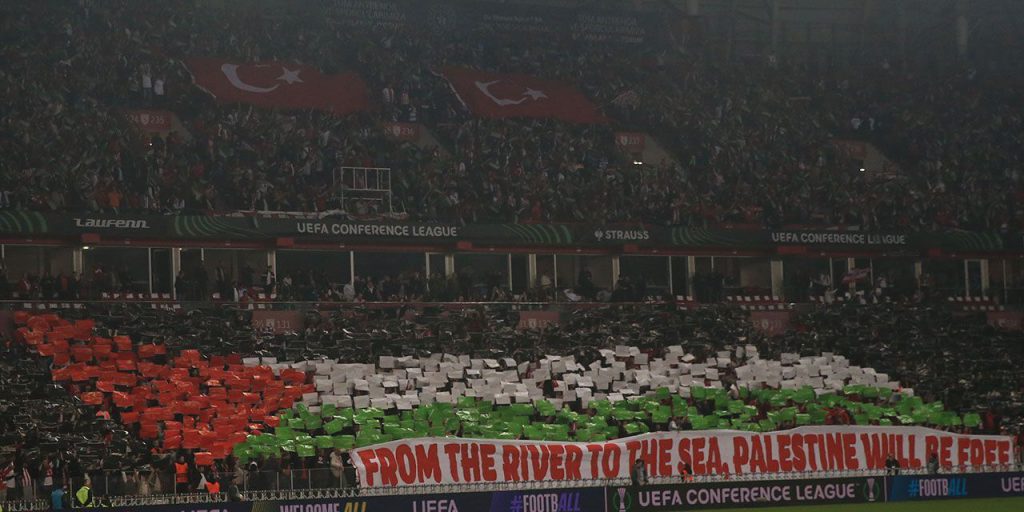 Tifosi di Samsunspor mostrano solidarietà alla Palestina con una coreografia emozionale durante la partita di UEFA Konferans Ligi