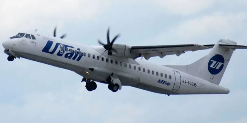 Operatore di pulizia ubriaco perfora la coda di un ATR‑72 all’aeroporto di Ufa, causando ritardi e interruzioni dei voli