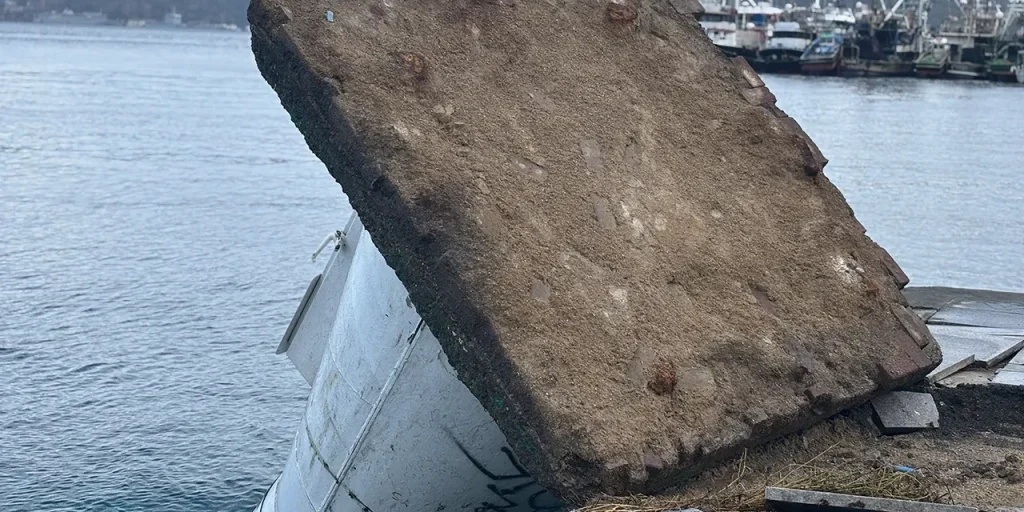 Faro di Istanbul crolla in mare a causa di onde di tempesta