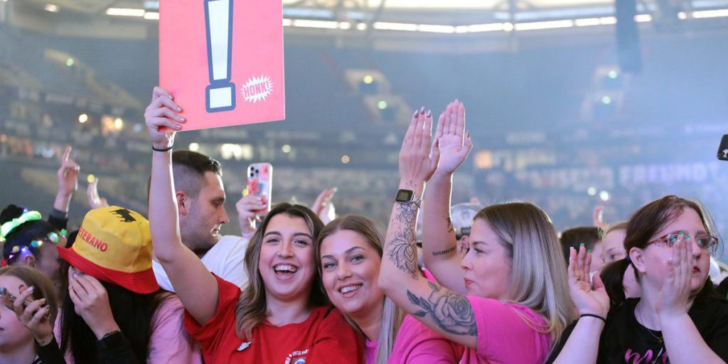 Festa Olé auf Schalke alla Veltins-Arena scatena dibattito dopo il gesto inaspettato di un cantante sul palco