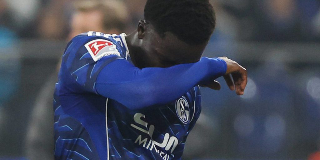 Zum schlechtesten Zeitpunkt – Schalke-Neuzugang erlebt bitteren Rückschlag