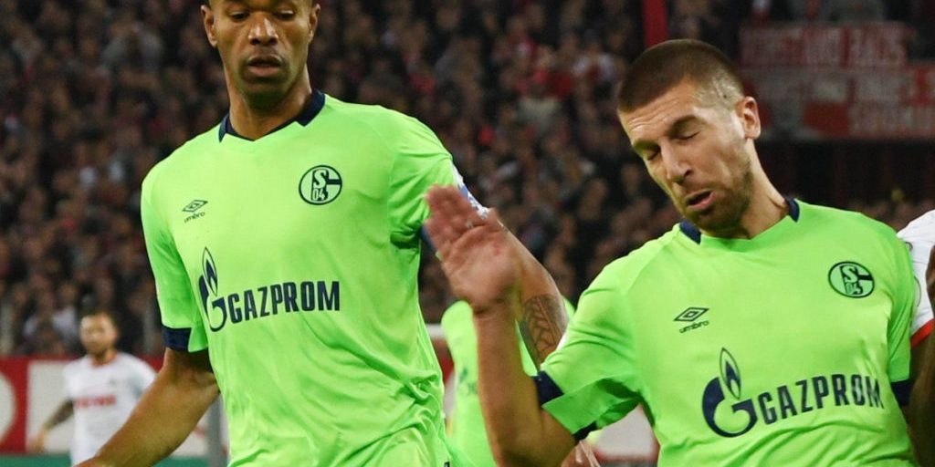 Schalke 04 presenta nuove maglie per la prossima stagione: i tifosi rimangono scettici