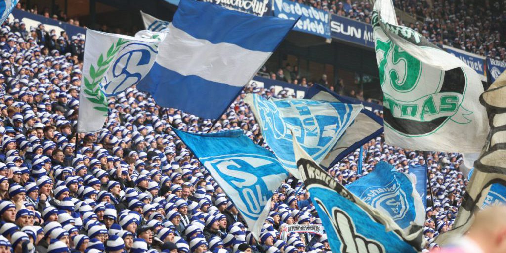 Ultras del Schalke avvertono i tifosi del S04, ma subito dopo accade un episodio inaspettato