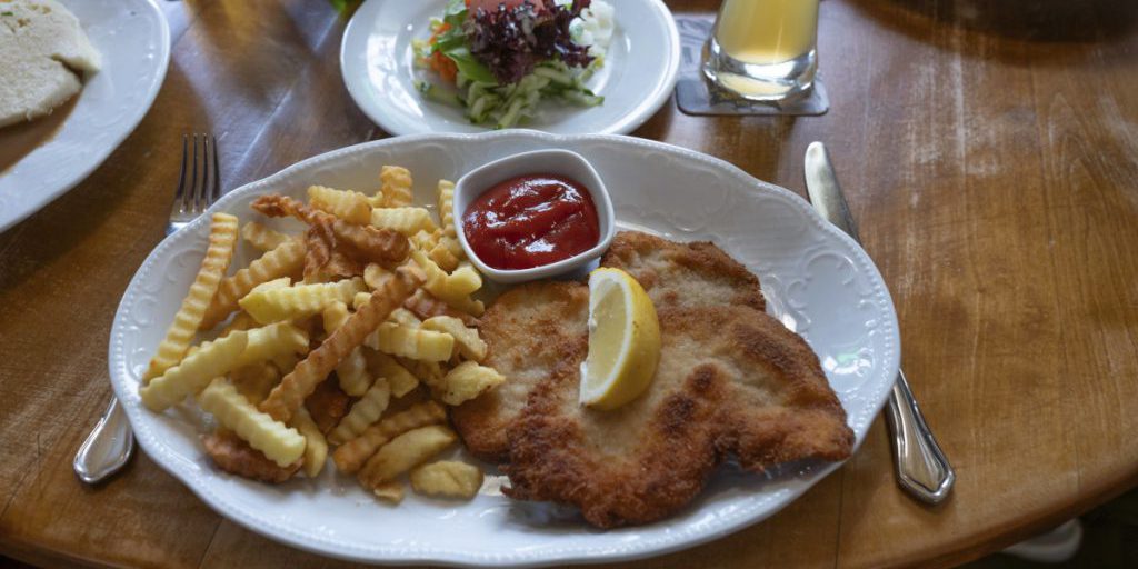 Prezzi degli schnitzel nella regione del Mar Baltico al centro di una controversia: ristoratori contro politici

Approfondimento
La regione del Mar Baltico, nota per le sue bellezze naturali e la sua cucina gustosa, è al centro di una discussione accesa sui prezzi degli schnitzel. I ristoratori locali hanno risposto alle critiche di un politico che ha sollevato la questione dei prezzi elevati di questo piatto tipico.

Possibili Conseguenze
La disputa potrebbe avere conseguenze negative per l'industria del turismo nella regione, poiché i visitatori potrebbero essere scoraggiati dai prezzi elevati dei servizi e dei prodotti locali, influenzando negativamente l'economia locale.

Opinione
La discussione sugli schnitzel solleva interrogativi sulla qualità dei servizi e sulla gestione dei prezzi nella regione, e non è chiaro se si tratti di un caso isolato o di un sintomo di un problema più ampio.

Analisi Critica dei Fatti
Per comprendere appieno la situazione, è fondamentale analizzare i fatti e le cifre relative ai prezzi degli schnitzel e ai servizi offerti nella regione, al fine di trovare una soluzione equa per tutti i partecipanti coinvolti.

Relazioni con altri fatti
La controversia sugli schnitzel potrebbe essere collegata ad altre questioni economiche e sociali nella regione, come la concorrenza tra i ristoranti, la qualità dei servizi offerti e le strategie di prezzo adottate dagli operatori locali.

Contesto storico
La regione del Mar Baltico ha una lunga tradizione di offrire servizi di alta qualità ai turisti, ma negli ultimi anni ci sono state segnalazioni di aumento dei prezzi e di diminuzione della qualità dei servizi, il che potrebbe aver contribuito alla controversia sugli schnitzel.

Fonti
Fonte: Sito della fonte RSS