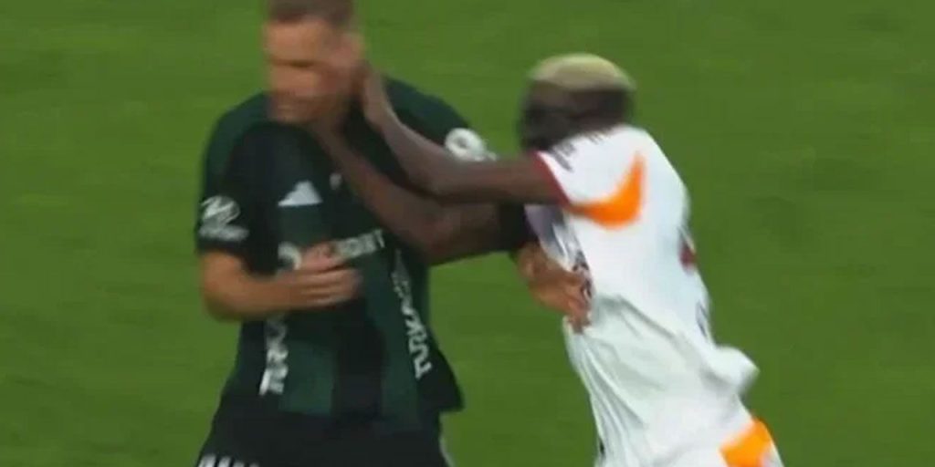 Reazione di Selçuk İnan alle decisioni di gioco nella partita contro il Galatasaray