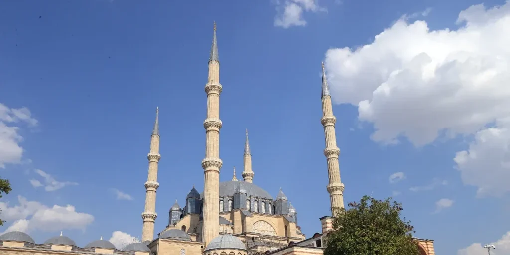 Piattaforma smontata nella Moschea di Selimiye: apertura prevista per il Ramadan