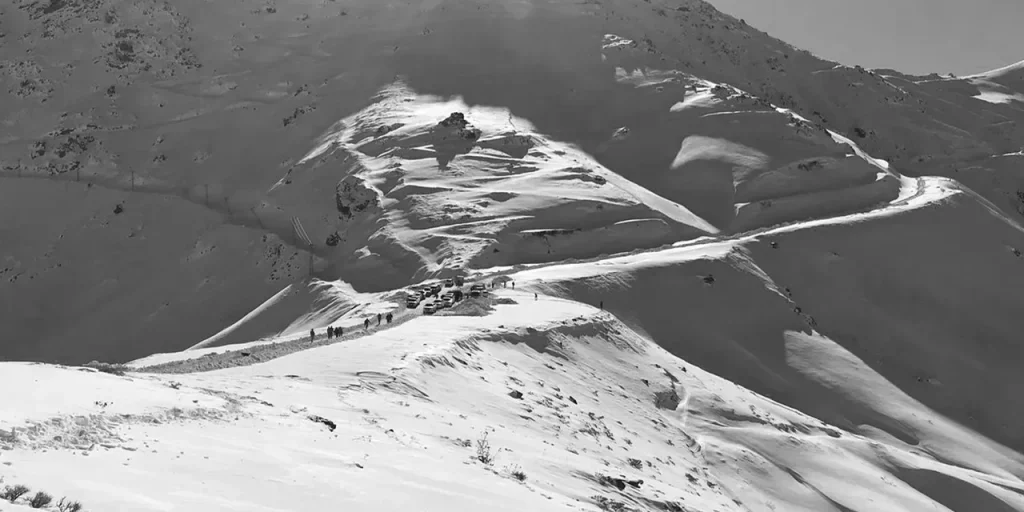 Valanga a Şemdinli: tre persone salvate da un veicolo intrappolato