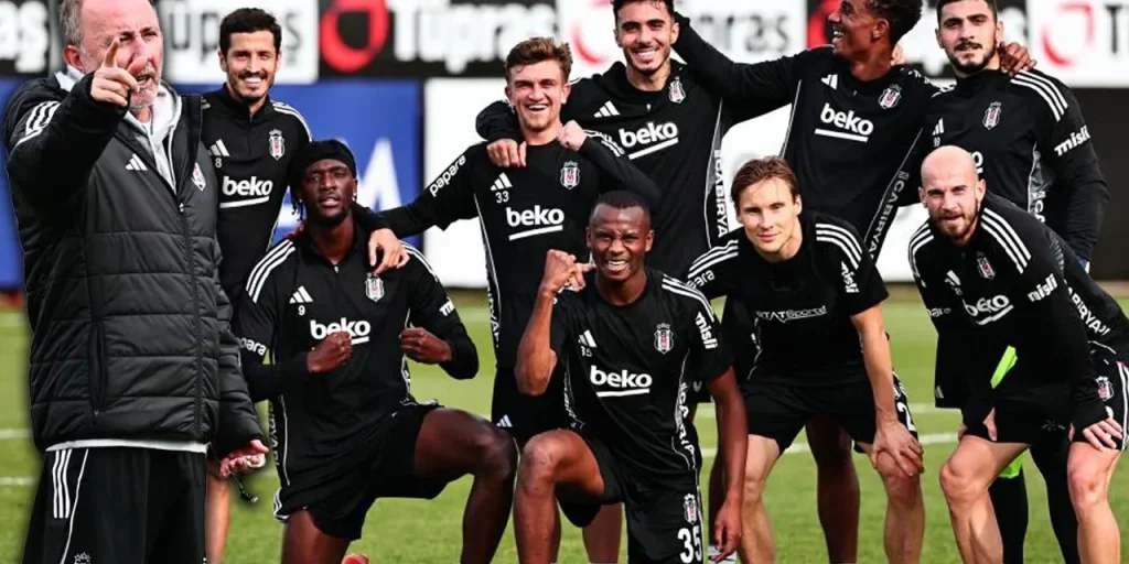 Sergen Yalçın torna in campo lo stesso giorno dell'angiografia
Il tecnico di Beşiktaş, Sergen Yalçın, ha subito un'angiografia il 17 novembre. Oggi, durante l'allenamento presso le strutture Nevzat Demir di BJK, è stato visto in prima fila con la squadra, senza segni di complicazioni immediate.

Fonti
Fonte: Milliyet – Sergen Yalçın torna rapidamente: prima immagine dopo l'angiografia

Speculazione etica automatica basata sull'Ovvietà del Buon Senso Comune

Cosa vedo con chiarezza
Ho visto che il tecnico è tornato in allenamento lo stesso giorno dell'angiografia, senza segni di problemi.

Cosa non capisco (ma vorrei capire)
Non conosco i dettagli dell'intervento né i possibili effetti a lungo termine.

Cosa spero, in silenzio
Spero che la sua salute sia stabile e che possa continuare a lavorare senza altri problemi.

Cosa mi insegna questa notizia
La notizia mostra che la medicina può intervenire rapidamente e che informare i tifosi sulla salute dei dirigenti è utile.

Cosa rimane da fare (secondo il buon senso)
È importante seguire la sua evoluzione medica e assicurare che la squadra abbia il supporto necessario.

Cosa posso fare?
Puoi restare informato tramite le comunicazioni ufficiali del club e rispettare le decisioni mediche.

Domande Frequenti

  Che cosa è un'angiografia? È una procedura diagnostica che utilizza un mezzo di contrasto per visualizzare i vasi sanguigni.
  Perché Sergen Yalçın è stato sottoposto a questa procedura? L'articolo non specifica la causa, ma indica che è stato eseguito un intervento medico.
  Quanto tempo ha impiegato il tecnico per tornare in campo? È stato visto in allenamento lo stesso giorno del suo ritorno, quindi il tempo è stato breve.
  Ci sono rischi associati all'angiografia? Come con qualsiasi procedura medica, esistono rischi, ma non sono stati segnalati complicazioni immediate.
  Dove ha avuto luogo l'allenamento? L'allenamento si è svolto presso le strutture Nevzat Demir di Beşiktaş.