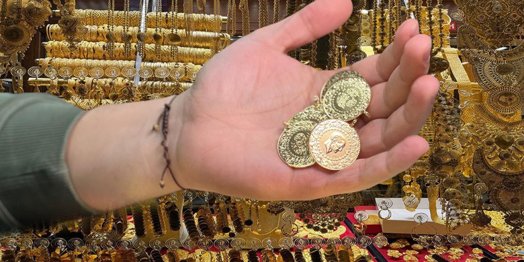 L'oro diventa simbolo di sovranità: cosa significa per gli investitori e il mercato finanziario 

Approfondimento
Secondo Ahmet Cumhur Kitiş, presidente del consiglio di amministrazione di DEMAŞ A.Ş., l'oro non è più solo uno strumento di investimento, ma è diventato un simbolo di sovranità per i paesi. Ciò suggerisce che la domanda di oro potrebbe aumentare a causa della sua nuova funzione strategica.

Possibili Conseguenze
La possibilità di nuovi massimi entro la fine dell'anno potrebbe avere un impatto significativo sui mercati finanziari e sugli investitori. Coloro che investono in oro potrebbero trarre vantaggio da questo aumento, mentre quelli che non sono esposti al mercato dell'oro potrebbero perdere opportunità di guadagno.

Opinione
Kitiş ha anche espresso un messaggio agli investitori, affermando che "l'oro è il vincitore silenzioso dei periodi di turbolenza. Chi ha paura delle fluttuazioni perde valore". Ciò suggerisce che gli investitori dovrebbero essere cauti e non lasciarsi spaventare dalle fluttuazioni del mercato.

Analisi Critica dei Fatti
La recente caduta dell'oro potrebbe essere vista come un'opportunità di acquisto per gli investitori, poiché il prezzo potrebbe essere più basso rispetto ai massimi raggiunti in precedenza. Tuttavia, è importante considerare i fattori fondamentali che influenzano la domanda e l'offerta di oro, come la situazione economica globale e le politiche monetarie.

Relazioni con altri fatti
La situazione dell'oro è strettamente legata alle condizioni economiche globali e alle politiche monetarie. Ad esempio, un aumento dei tassi di interesse potrebbe ridurre la domanda di oro, mentre una recessione economica potrebbe aumentare la domanda di oro come rifugio sicuro.

Contesto storico
L'oro ha sempre avuto un ruolo importante nell'economia globale, sia come strumento di investimento che come riserva di valore. Tuttavia, la sua funzione di simbolo di sovranità è diventata più prominente negli ultimi anni, a causa della crescente instabilità politica e economica.

Fonti
Fonte: RSS Fonte