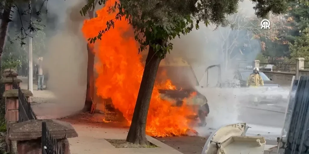 Minibus di servizio esploso: conducente ferito in zona industriale turca