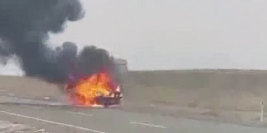 Auto in fiamme: il conducente è riuscito a salvarsi all'ultimo istante