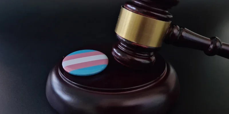 Giudice federale consente azione legale collettiva contro politiche scolastiche che nascondono transizioni di genere ai genitori in California