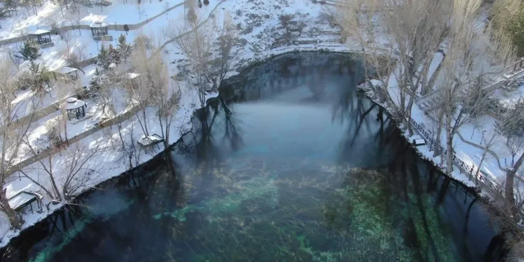 Il lago Gökpınar rimane liquido mentre tutto intorno si congela a Sivas