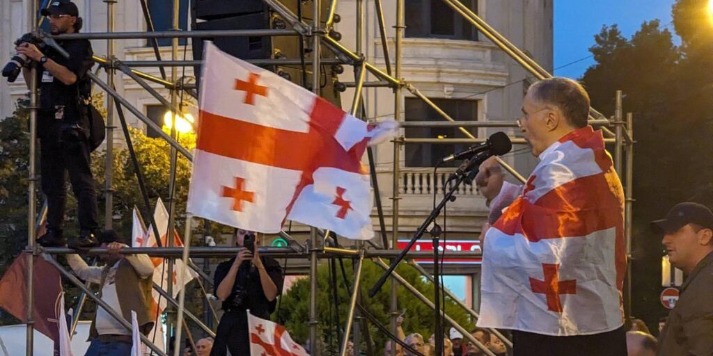 Tensioni in Georgia: la polizia interviene mentre i manifestanti dichiarano la fine della legittimità del governo