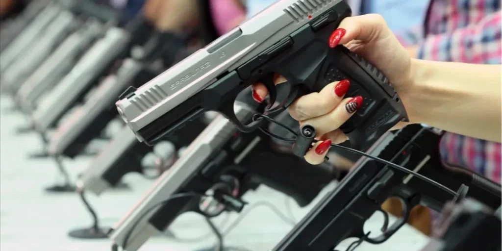 Nuovi costi delle licenze di armi: 63 454 TL per il possesso e 198 517 TL per il trasporto a partire dal 2026