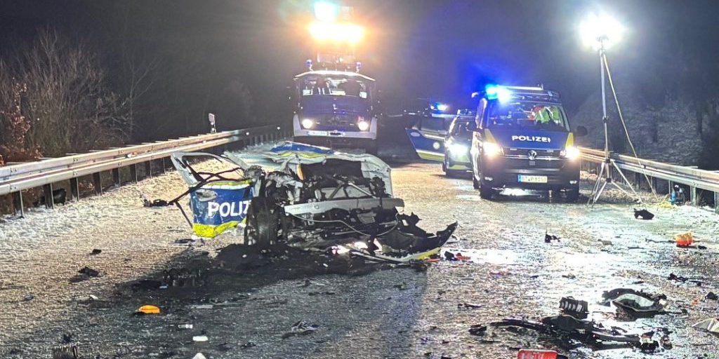 Incidente di Capodanno: agente di polizia di 25 anni perde la vita in collisione con fuoristrada