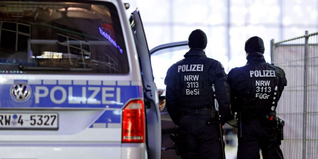 Polizia NRW intensifica controlli nelle stazioni ferroviarie per Capodanno: cosa non è consentito portare