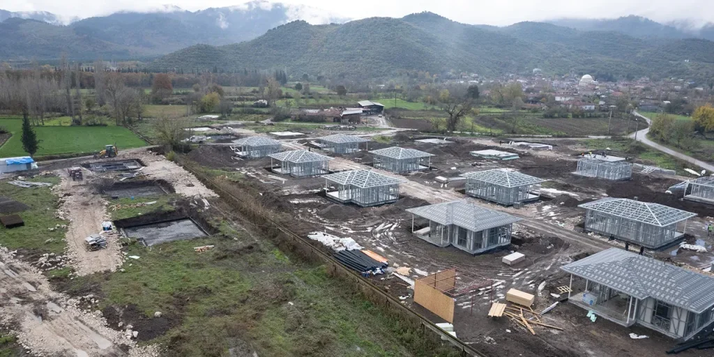 40 nuove abitazioni in costruzione a Alacaatlı, Sındırgı, dopo il terremoto
