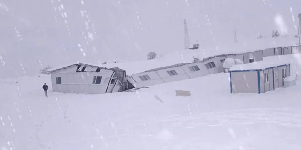 Crollo del tetto di mensa container a Şırnak: nessun ferito ma struttura inutilizzabile