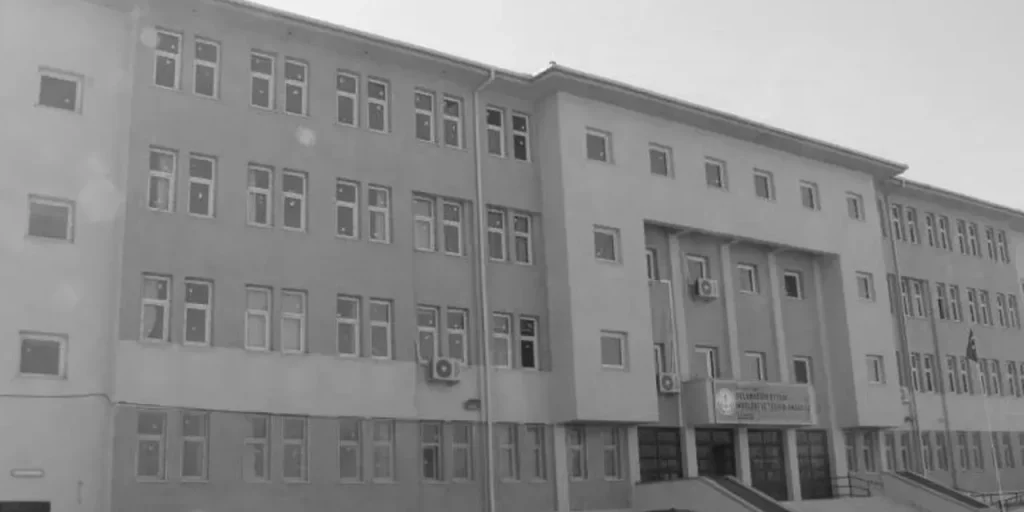 Insegnante arrestato dopo denuncia di abuso sessuale da parte degli studenti