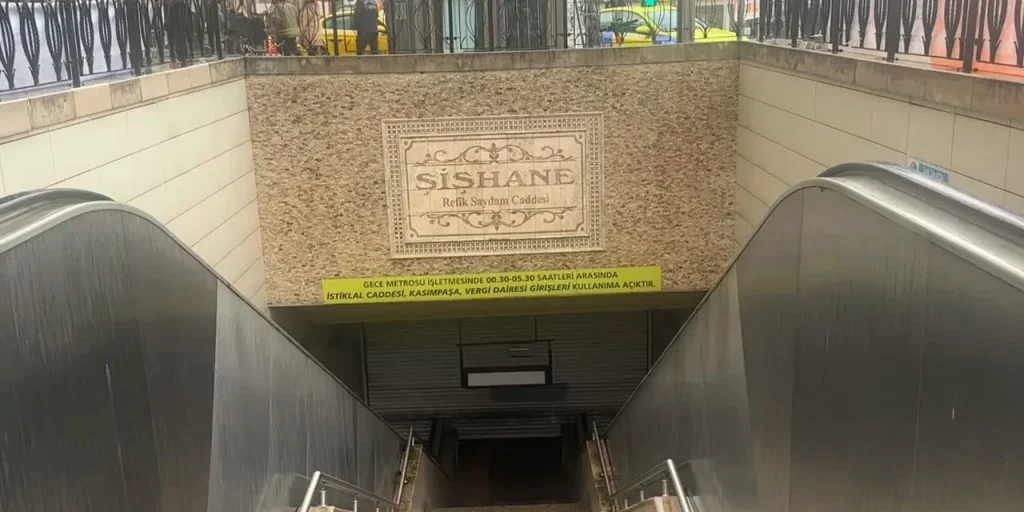 Un uomo si suicida saltando sui binari del metro a Şişhane