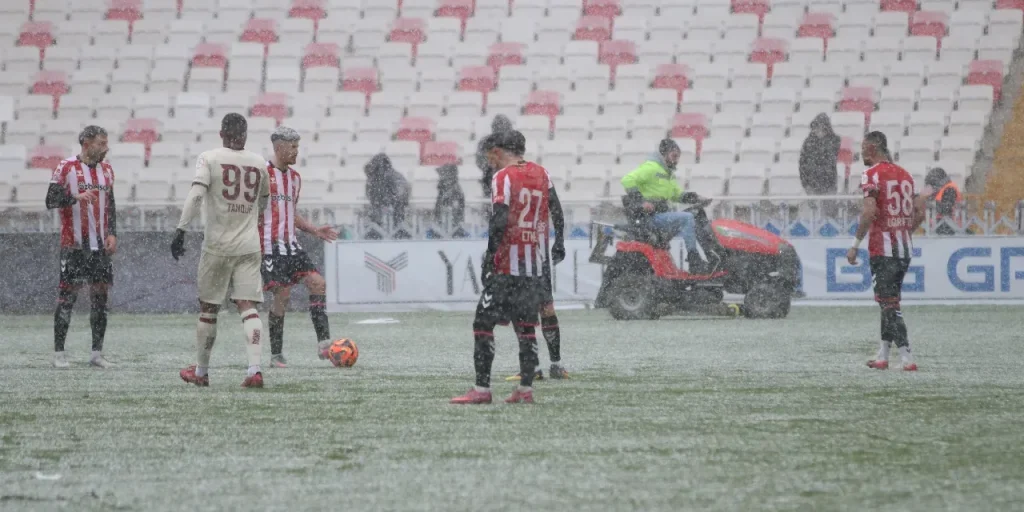 Sivasspor vince 2‑0 contro Bandırmaspor, partita sospesa per la neve